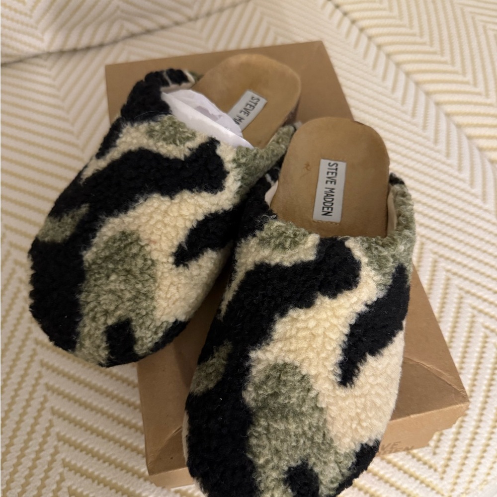 Steve Madden Black and Green Camo Slippers